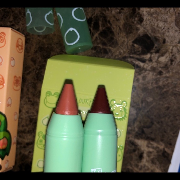 BNIB ANIMAL CROSSING x COLOURPOP Full Makeup Collection + Stickers ! - Picture 10 of 16